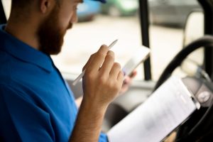 Chofer de carga aplicando logística inversa