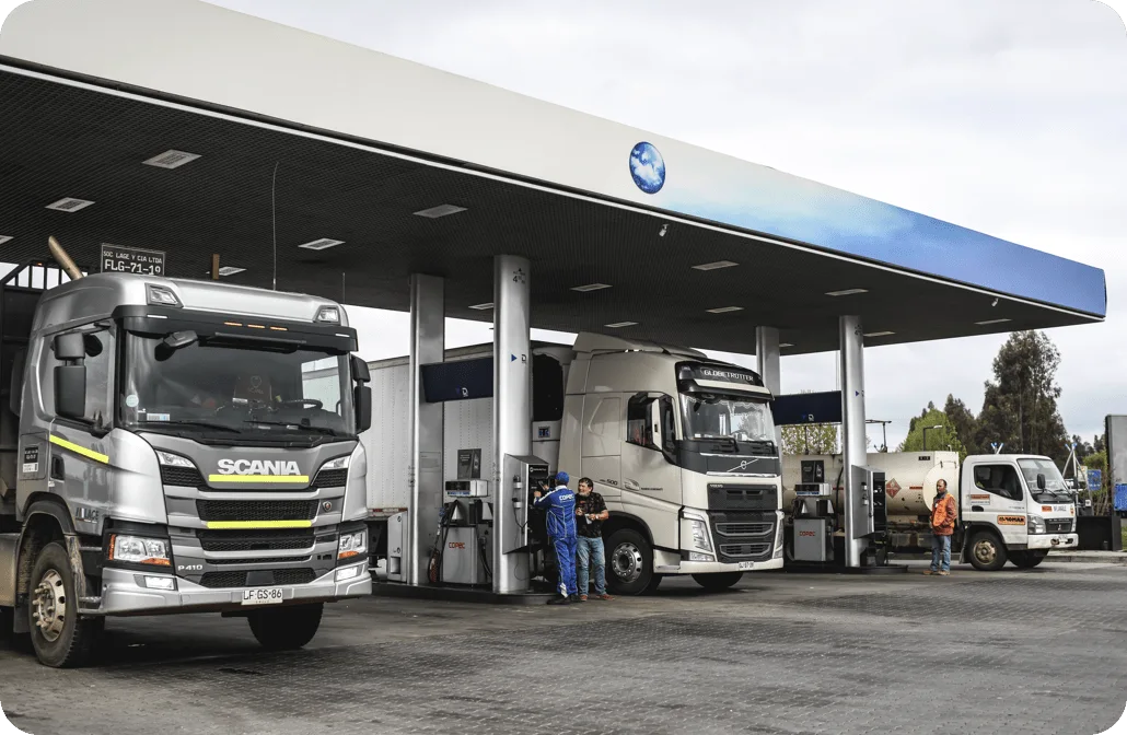 Camiones de carga estacionados en una estación de servicio durante el abastecimiento.